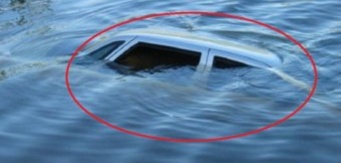 В Воронежской области водитель утонул в машине