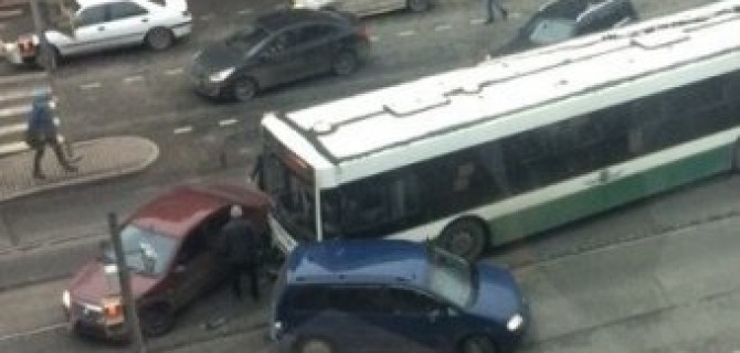 На Лиговском в Петербурге автобус протаранил две машины