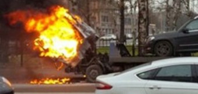 В Петербурге загорелся эвакуатор с автомобилем на нем