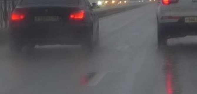 Молодая женщина за рулем Hyundai Accent наехала на машину экипажа ГИДД на автодороге «Екатеринбург – Тюмень» 