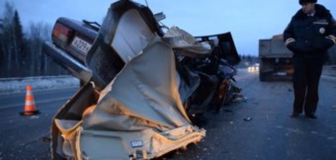 На Урале в ДТП КамАЗ раздавил легковушку