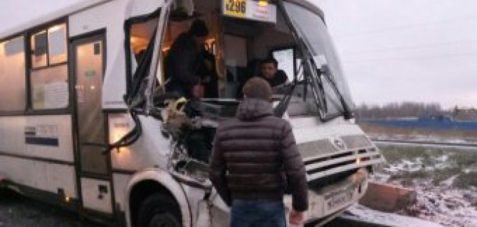 На юге Петербурга столкнулись фура и маршрутка