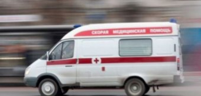 В Москве автомобиль сбил женщину на остановке