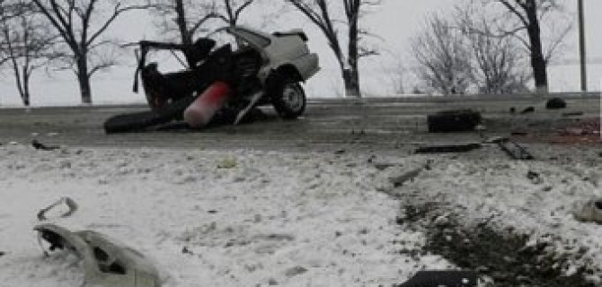 На Ставрополье в ДТП с микроавтобусом легковушку разорвало на части: погиб человек