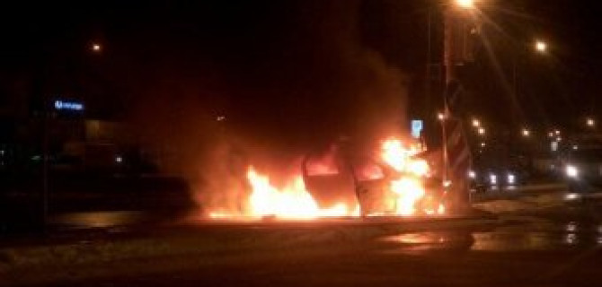 На Таллинском шоссе в Петербурге после ДТП сгорела иномарка