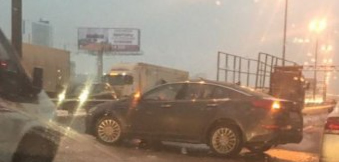 На КАД в Петербурге легковушка попала в ДТП с фурой