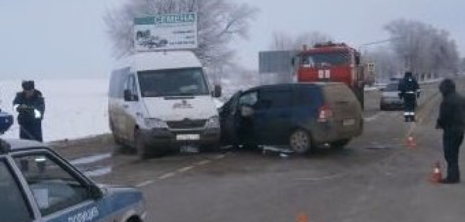 На Ставрополье в ДТП с микроавтобусом пострадали шесть человек