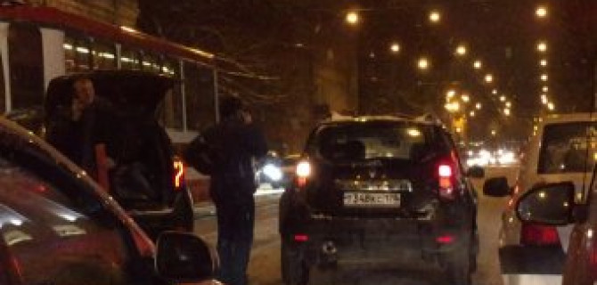 Два "Дастера" столкнулись на трамвайных рельсах на Старо-Петергофском проспекте  