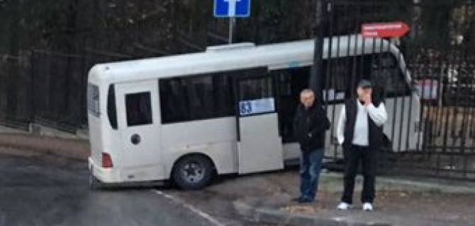 В Сочи из-за гололеда автобус сбил пенсионерку на тротуаре