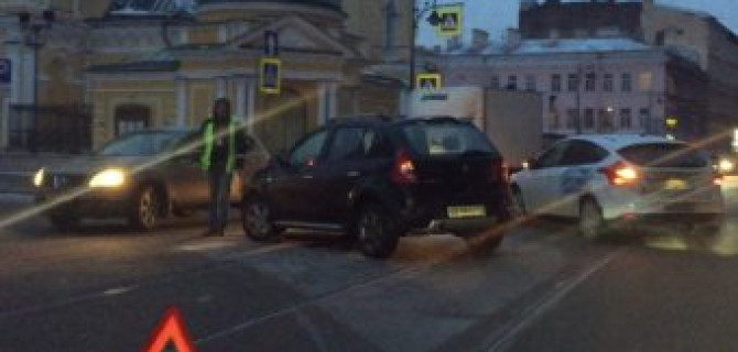 ДТП на пересечении Белинского и Моховой улиц - столкновение двух автомобилей. 