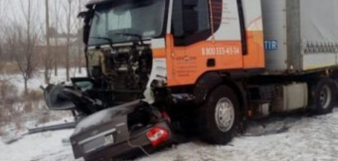 В Астраханской области фура раздавила «Ладу»: погибли двое