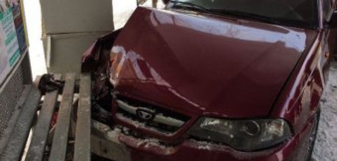 В Екатеринбурге Daewoo Nexia сбила женщину на остановке – пострадавшая в коме