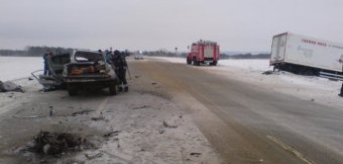 В ДТП с двумя грузовиками в Орловской области погибли два человека