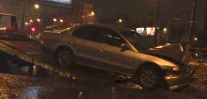 Mitsubishi Galant врезался в ограждение на Лесном проспекте 