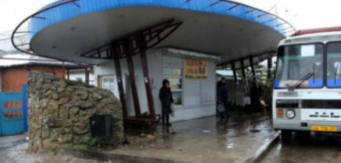 На Кубани юный водитель ВАЗа сбил двух женщин на остановке