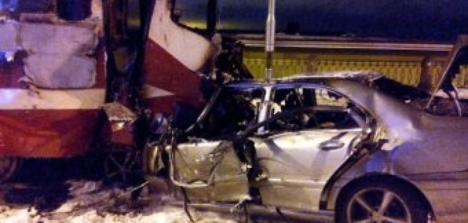 В Петербурге после ДТП с трамваем в автомобиле сгорели два человека