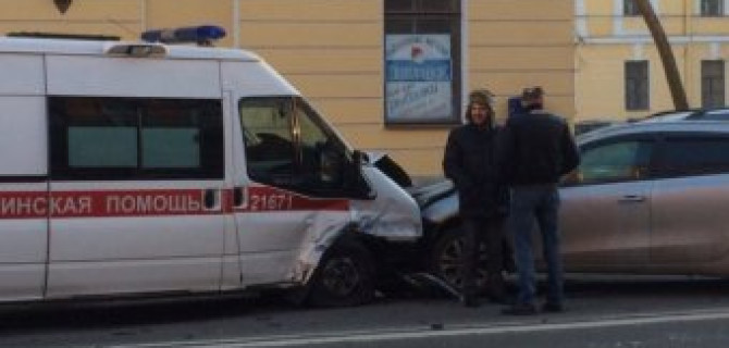 В Петербурге «скорая помощь» попала в массовое ДТП