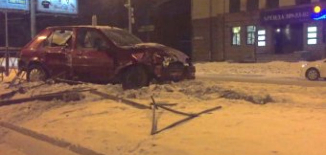 Легковой хэтчбэк вылетел на разделительную полосу и сломал несколько метров ограждения на Выборгском шоссе 