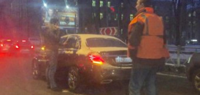 Трамвай поцарапал люксовый "Мерседес" на Академика Лебедева, спровоцировав здесь огромную утреннюю пробку