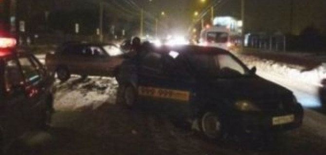 В Курске в ДТП с такси пострадали шесть человек