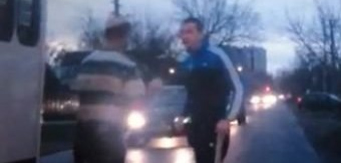 В Краснодаре после ДТП подрались водители автобуса и маршрутки