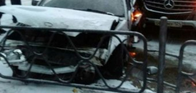 В центре Красноярска столкнулись три автомобиля