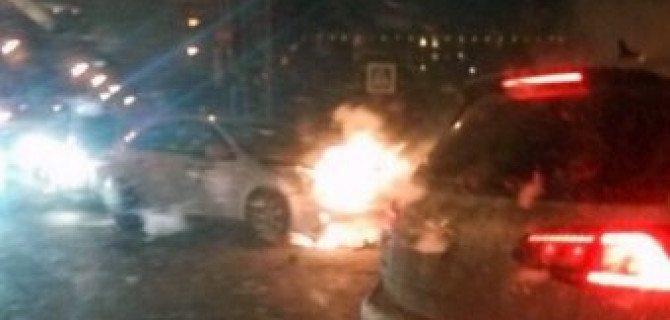 На юге Москвы автомобиль Chevrolet загорелся после ДТП