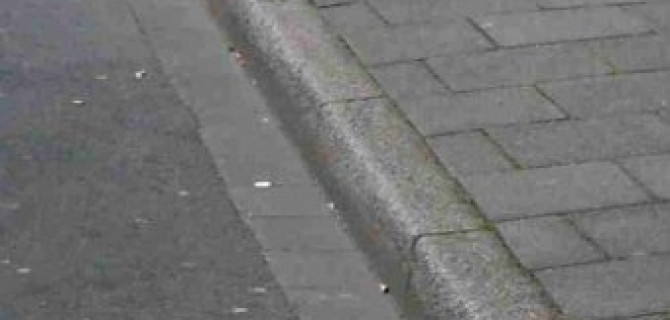 В Брянске автомобиль сбил двух женщин на тротуаре