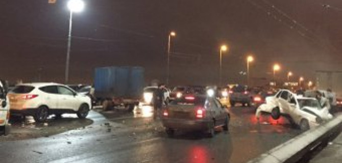 В массовом ДТП на Володарском мосту пострадали два человека