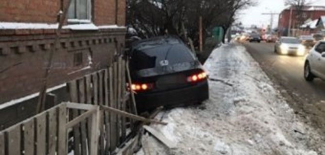 В Ростове иномарка снесла забор