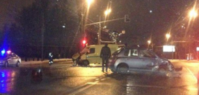 В ДТП с инкассаторской машиной в Москве пострадал человек