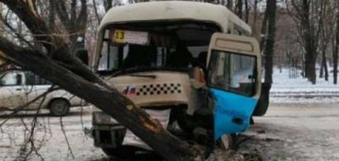 В Таганроге маршрутка врезалась в дерево из-за потерявшего сознание за рулём водителя
