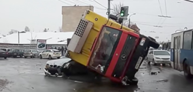 В Виннице водителю BMW зажало ноги при падении на его автомобиль грузовика