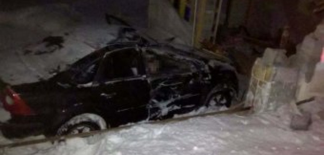 В Башкирии Ford врезался в гараж: погибли трое