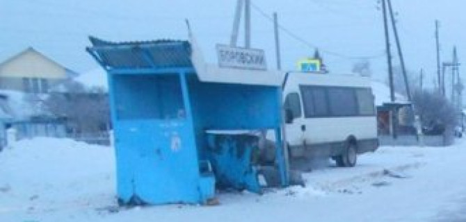 В Тюмени микроавтобус сбил пожилых людей на остановке