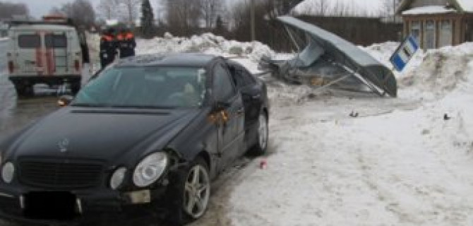 Под Переславлем «Мерседес» снес остановку