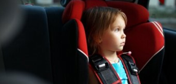 С 2017 года в России запретят оставлять детей одних в машине