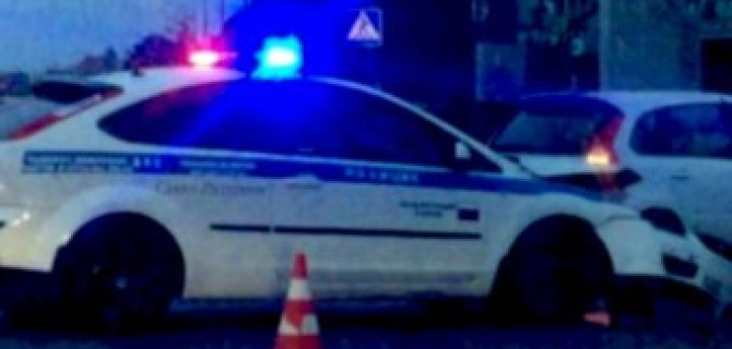 "Лада Калина" наехала на машину полиции в Красноуфимске. 