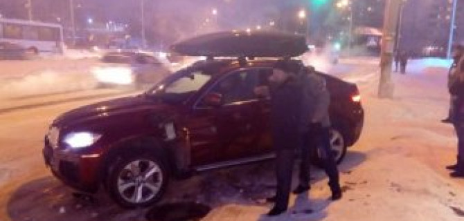 Женщина, сбитая BMW на остановке в Кемерове, скончалась