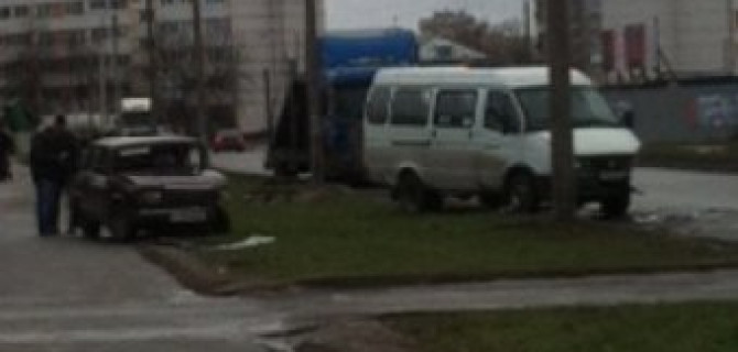 Маршрутка и ВАЗ классически-квадратного семейства сильно столкнулись на улице Тамбасова в Петербурге