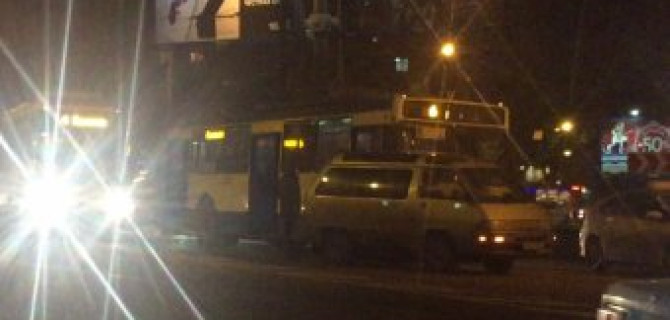 Микроавтобус навалился на троллейбус на круговом движении на площади Мужества. 