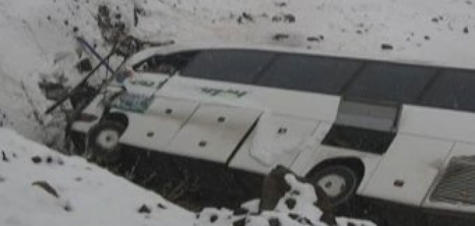 В Турции автобус сорвался в пропасть: погибли пять человек