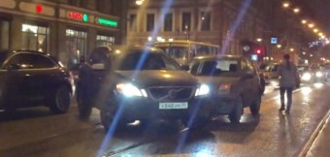 Неудачный разворот кроссовера Volvo на Литейном проспекте - ДТП утром 30 декабря в Петербурге