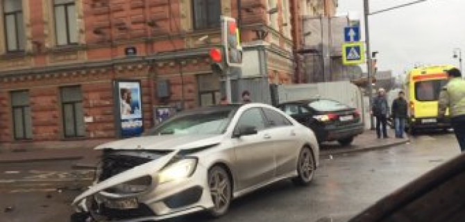 Элитный "Мерседес-Бенц" разбился на Английской набережной в новый год 31 декабря