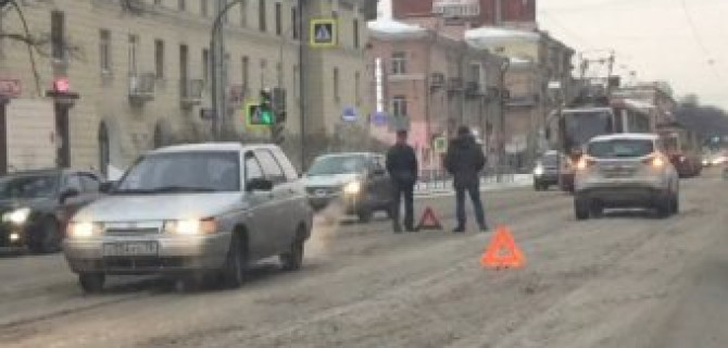 Очередное ДТП на трамвайных рельсах на проспекте Энгельса с участием Ford Kuga