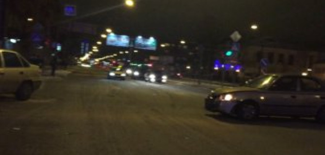 Kia Rio проломил борт Daewoo Nexia на Кантемировской улице  