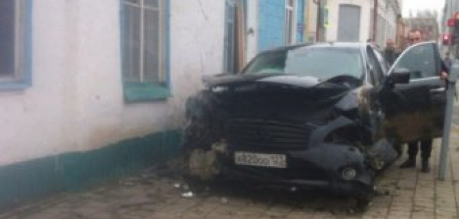 В Краснодаре иномарка врезалась в дом