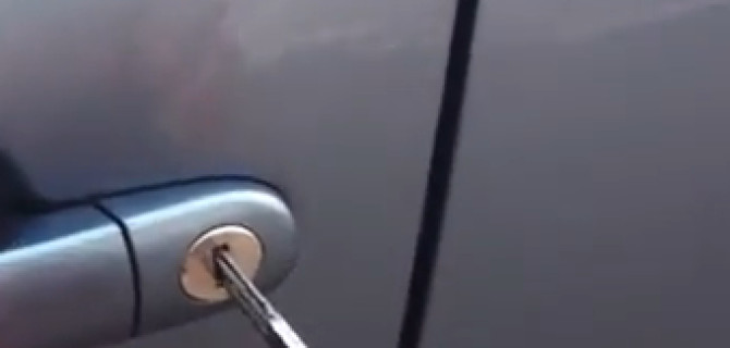 Что делать, если в машине сломался замок и в неё не попасть