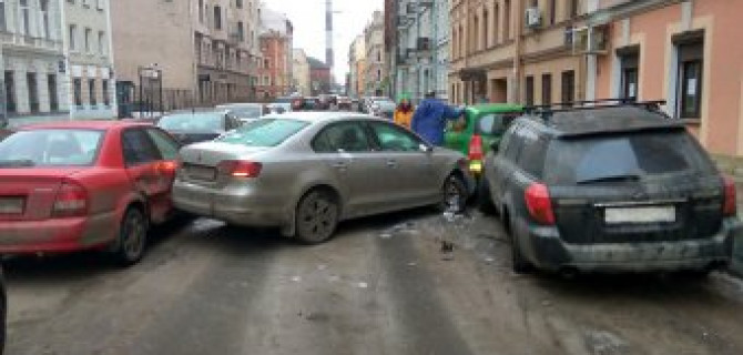 В Петербурге пьяный водитель протаранил несколько автомобилей