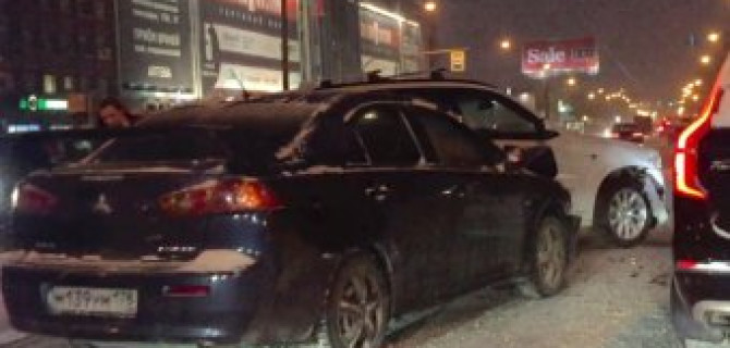 Тяжелое фронтальное столкновение BMW и MITSUBISHI на проспекте Энгельса